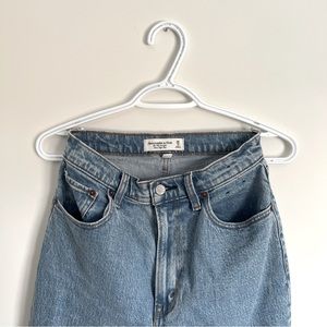 Abercrombie Curve Love Ultra High Rise 90s Straight Jean